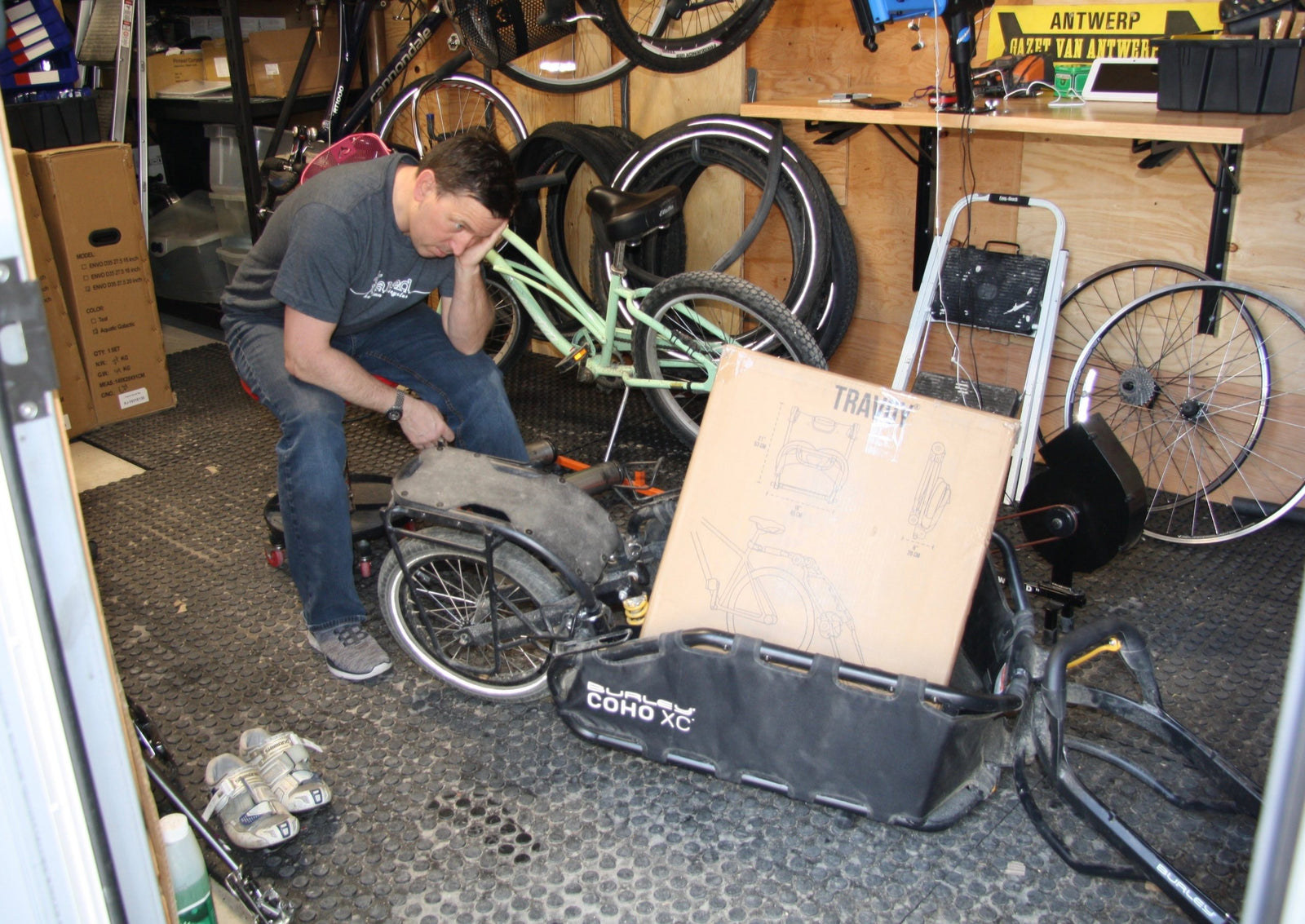 man looking at coho xc and travoy trailers