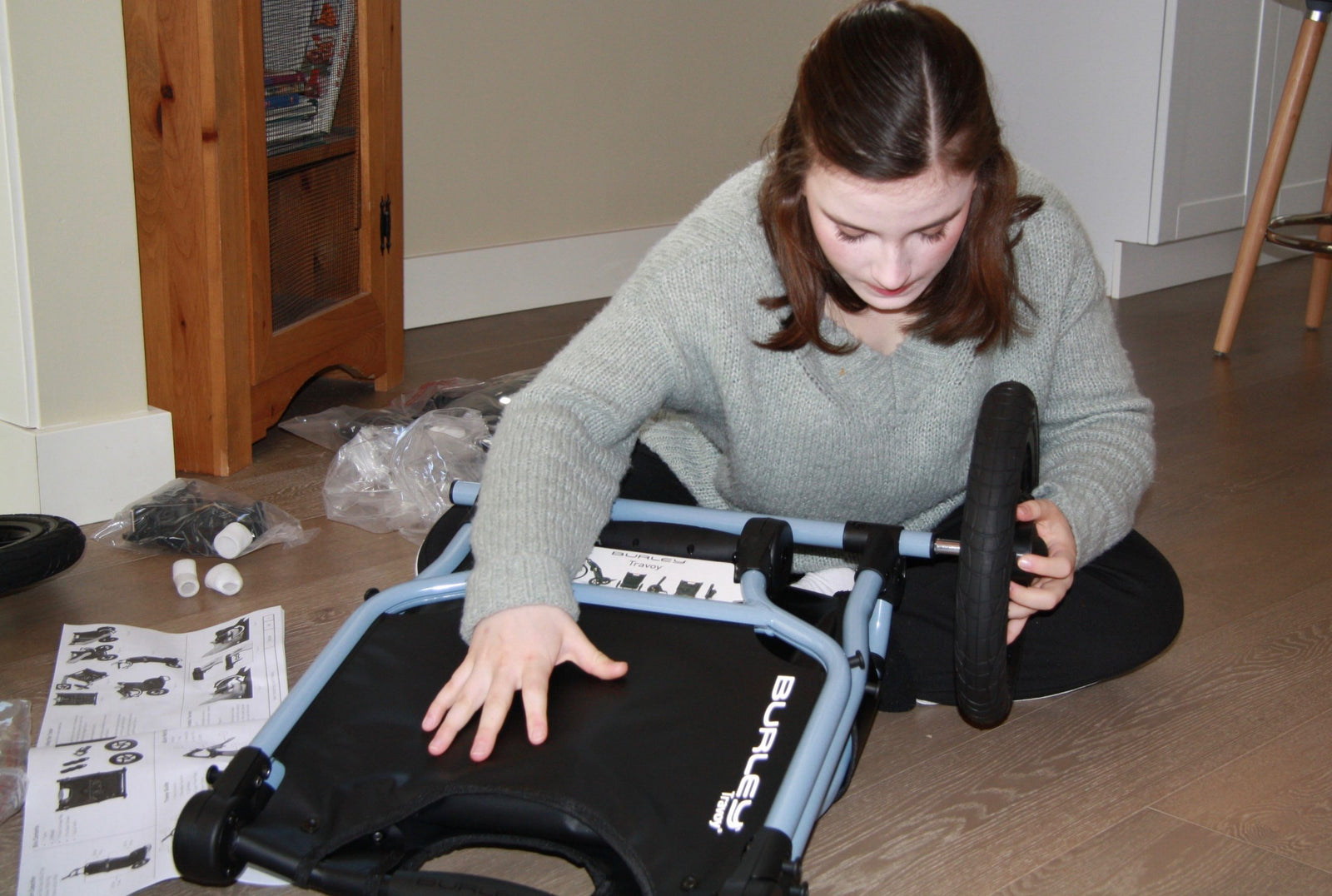 girl assembling travoy